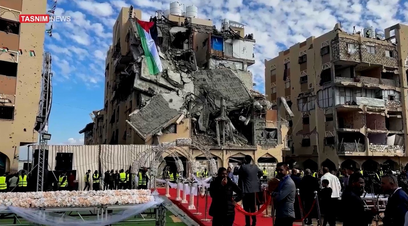 «رخت شادی» بر تن غزه؛ جشن ازدواج 54 زوج فلسطینی در میان ویرانه‌های خان یونس